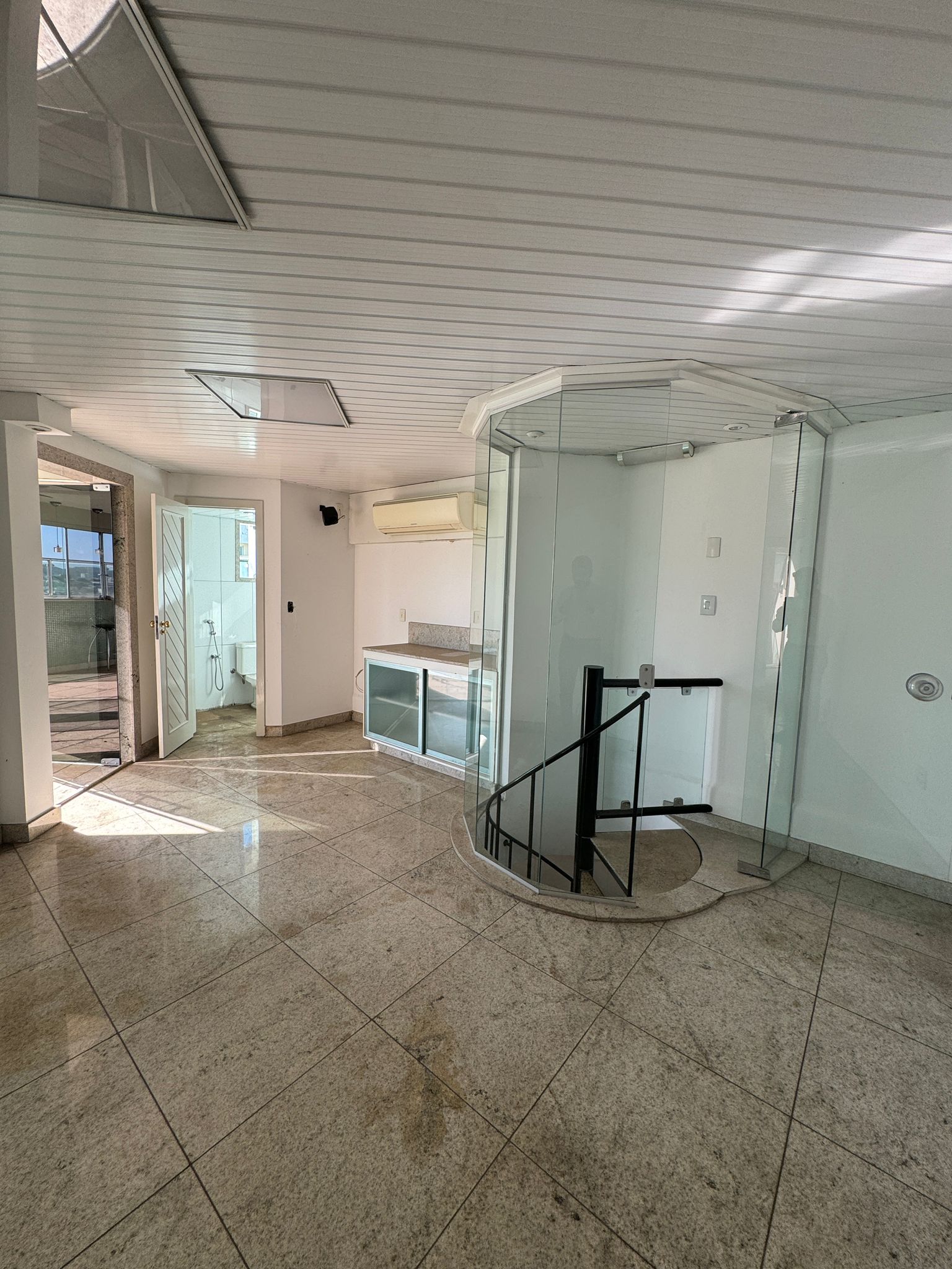 VENDO ÓTIMO APTO-COBERTURA, COM MARAVILHOSA VISTA-CENTRO-Sete Lagoas