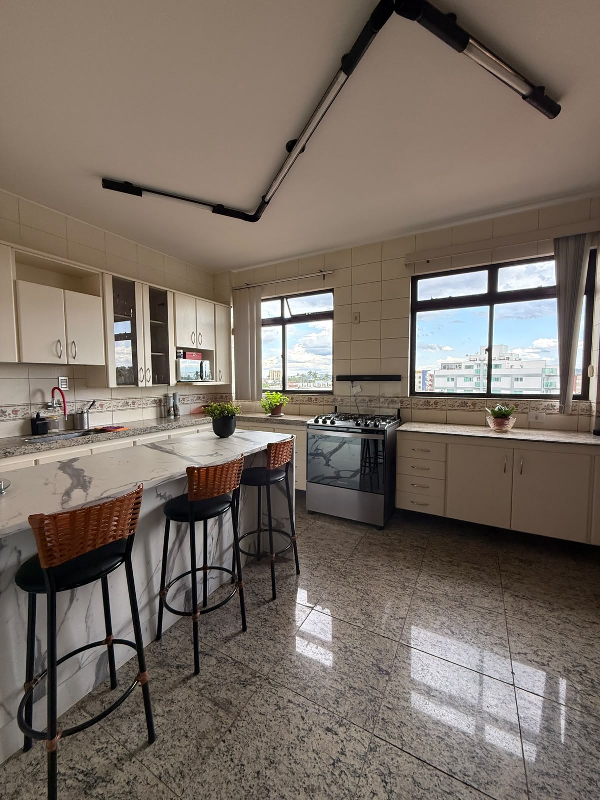 VENDO OU ALUGO, AMPLO APARTAMENTO NO BAIRRO JARDIM ARIZONA VENDO OU ALUGO, AMPLO APARTAMENTO NO BAIRRO JARDIM ARIZONA