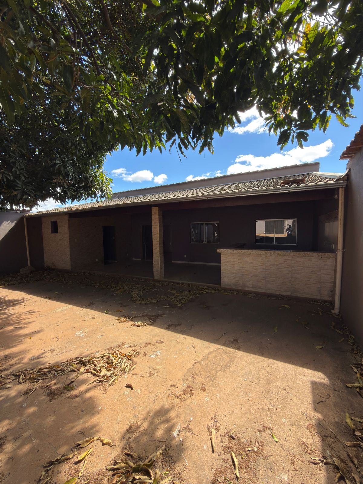 VENDO CASA COM QUINTAL AMPLO NO JARDIM EUROPA 