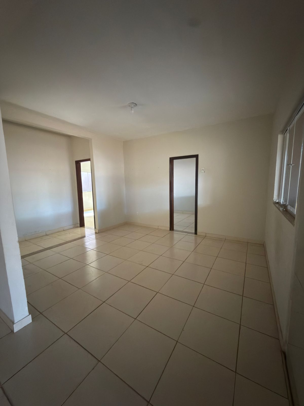 VENDO CASA COM QUINTAL AMPLO NO JARDIM EUROPA 