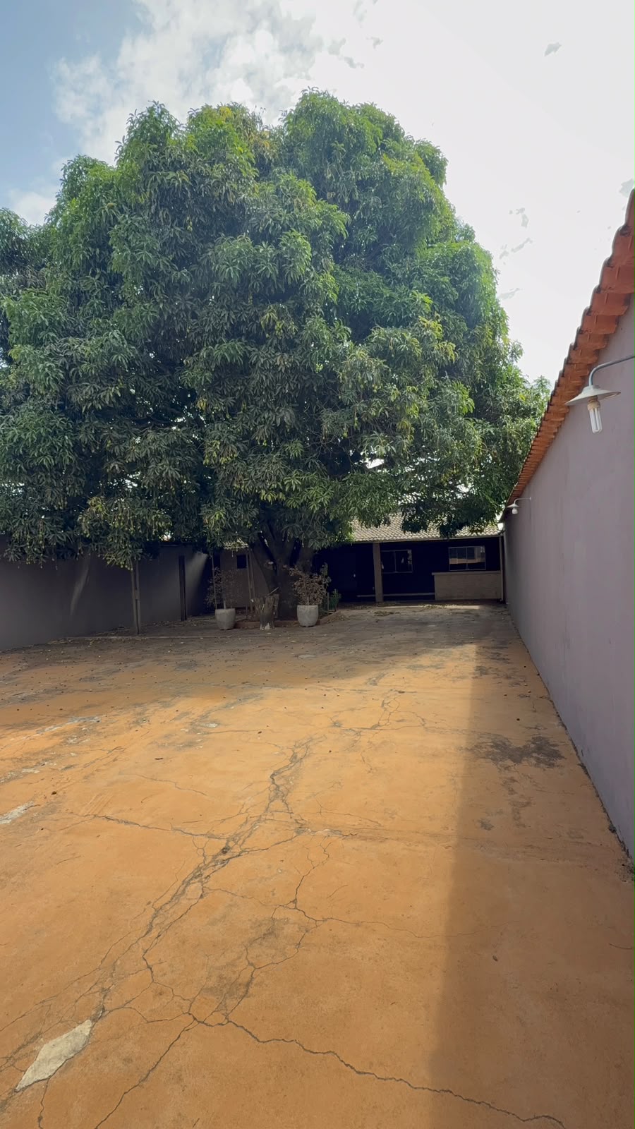 VENDO CASA COM QUINTAL AMPLO NO JARDIM EUROPA 