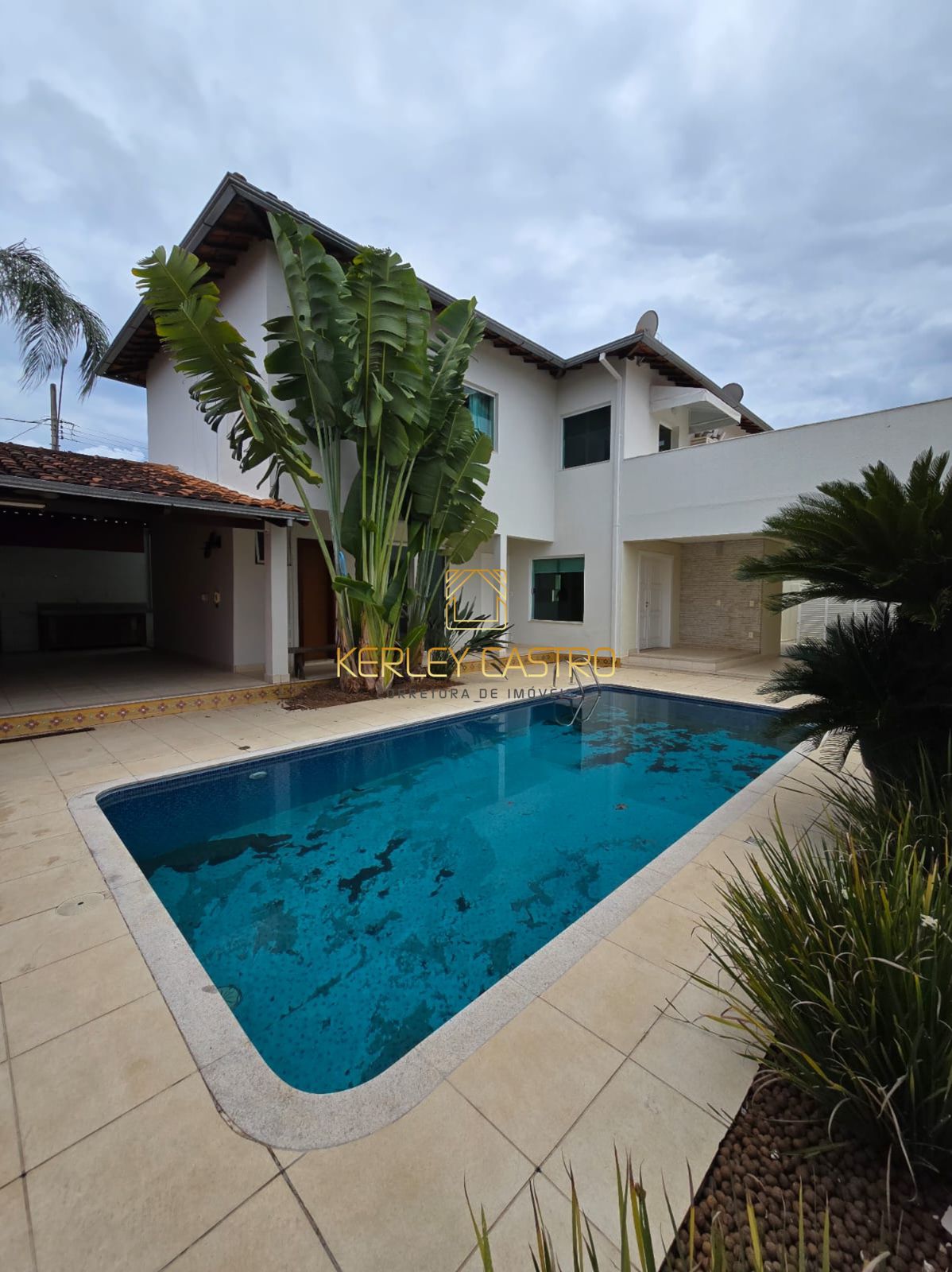  VENDO CASA NO BAIRRO MANGABEIRAS