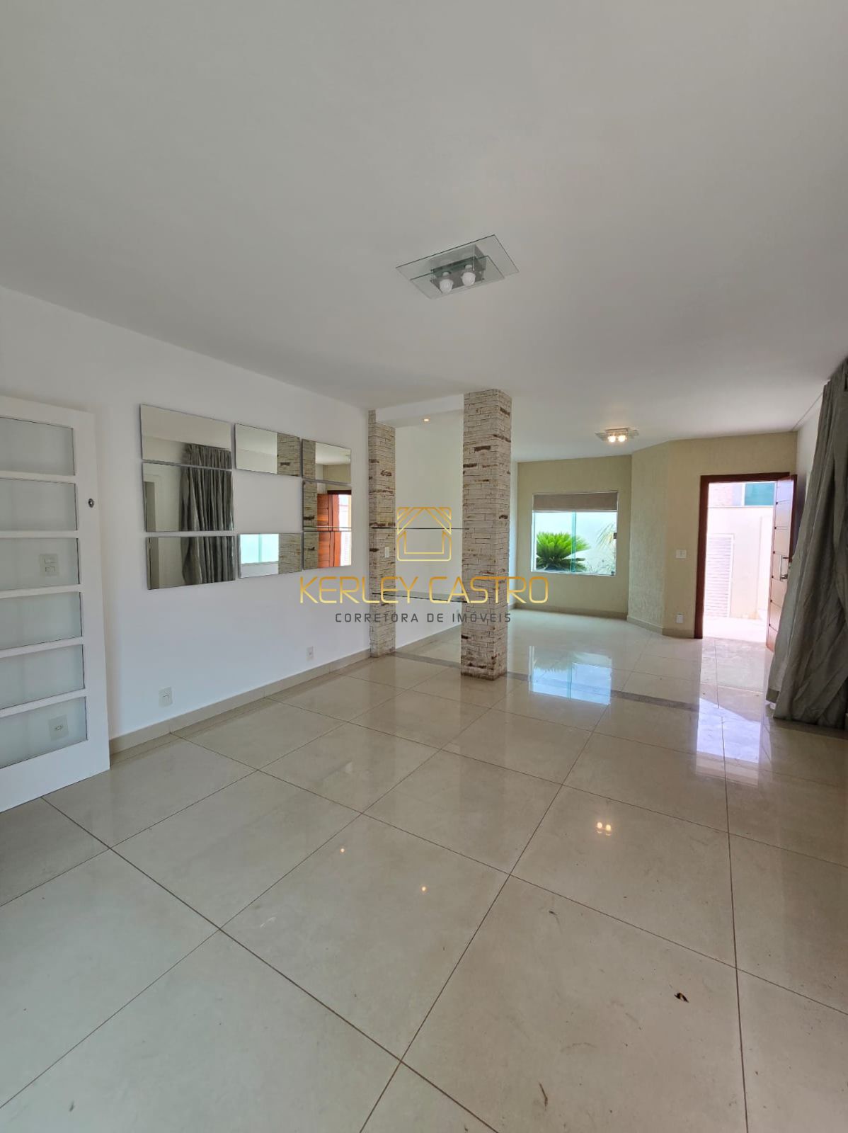  VENDO CASA NO BAIRRO MANGABEIRAS