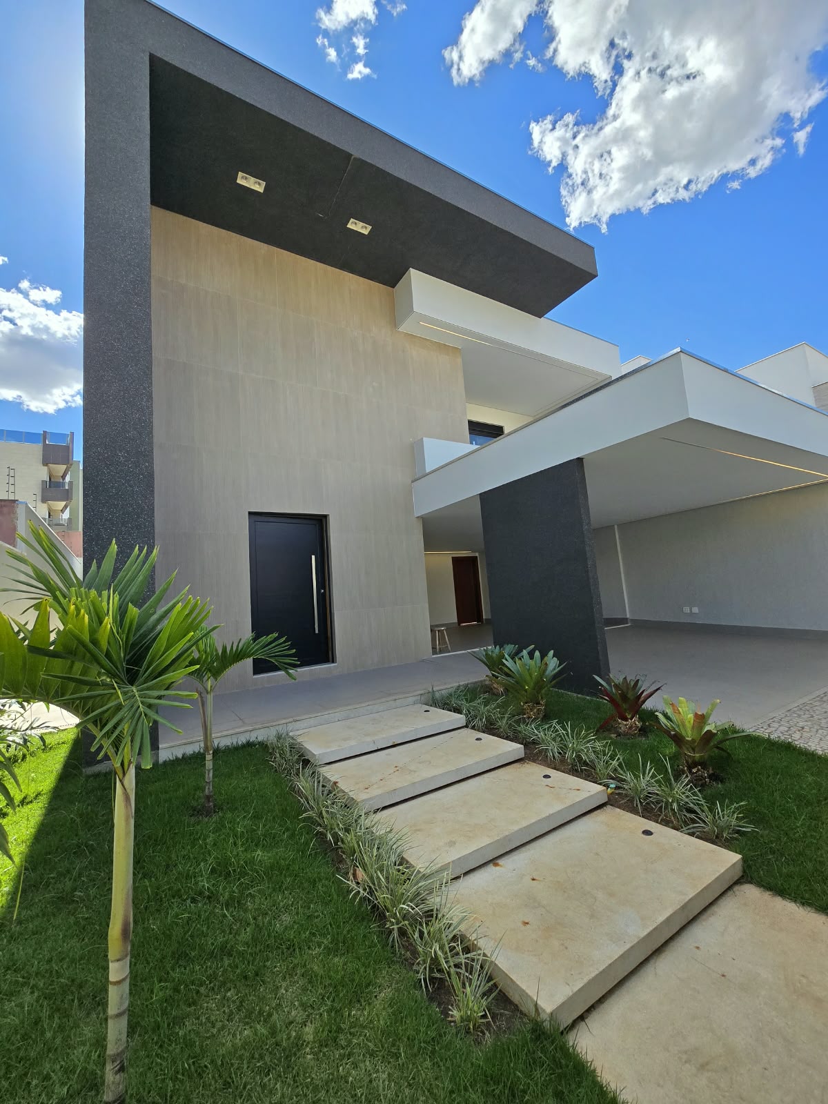 CASA NOVA DE ALTO PADRÃO NO MANGABEIRAS 