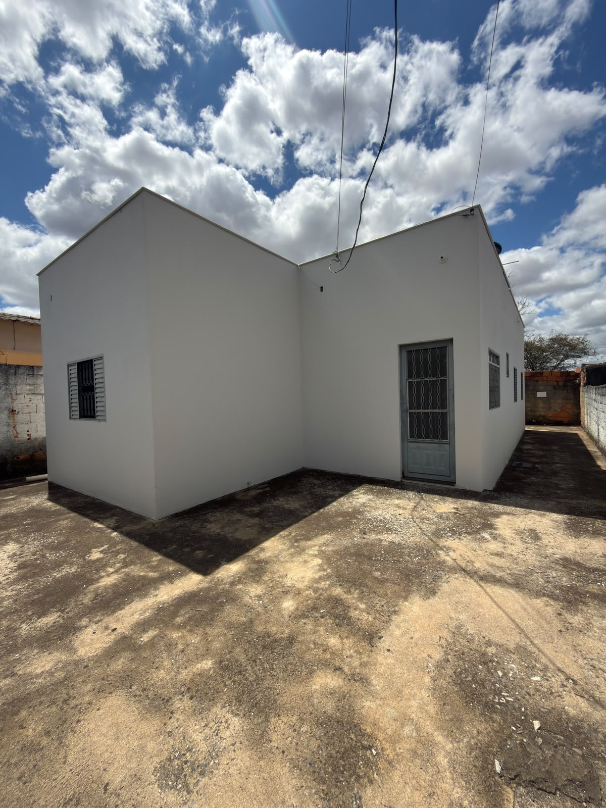 VENDO CASA COM TRÊS QUARTOS NO MANOA