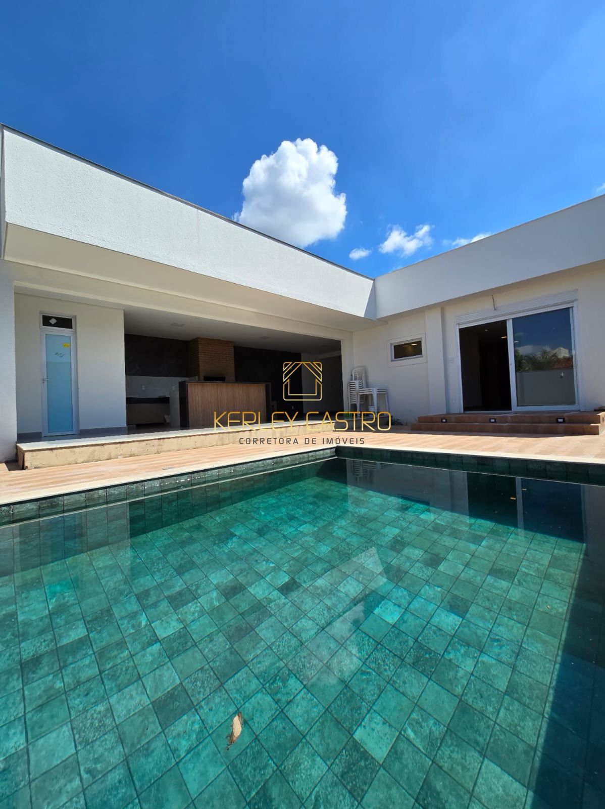 Vendo linda casa com piscina no Recanto da Serra, em Sete Lagoas-Mg. 
