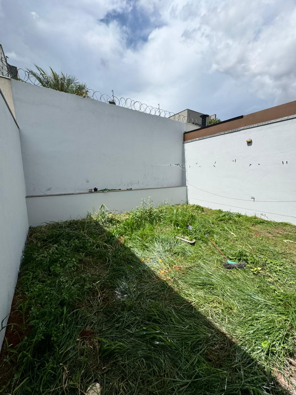 CASA COM TRÊS QUARTOS NO SÃO CRISTÓVÃO CASA COM TRÊS QUARTOS NO SÃO CRISTÓVÃO