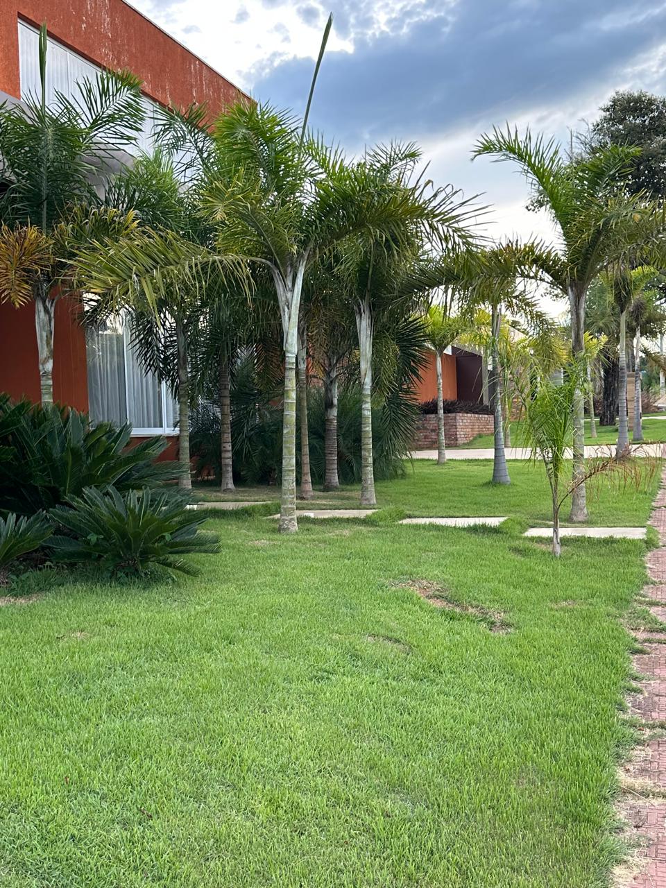 CASA DE ALTO PADRÃO EM CONDOMÍNIO DE FUNÍLÂNDIA 