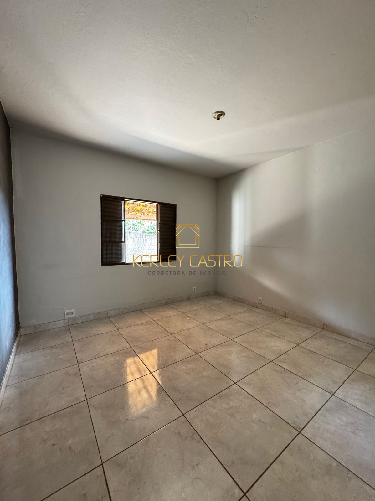 VENDO CASA-C/ QUINTAL AMPLO-BAIRRO BRASÍLIA-em Sete Lagoas,MG