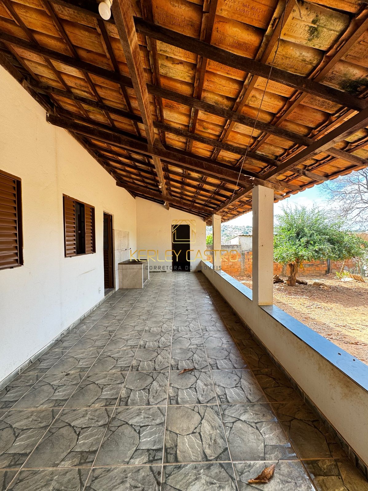 VENDO CASA-C/ QUINTAL AMPLO-BAIRRO BRASÍLIA-em Sete Lagoas,MG