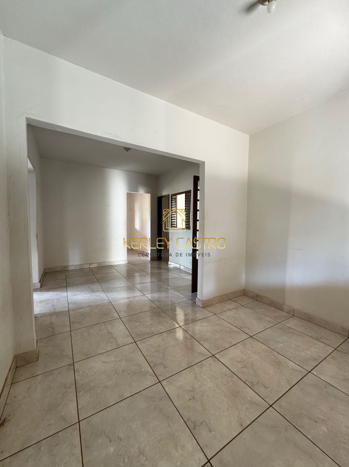 VENDO CASA-C/ QUINTAL AMPLO-BAIRRO BRASÍLIA-em Sete Lagoas,MG