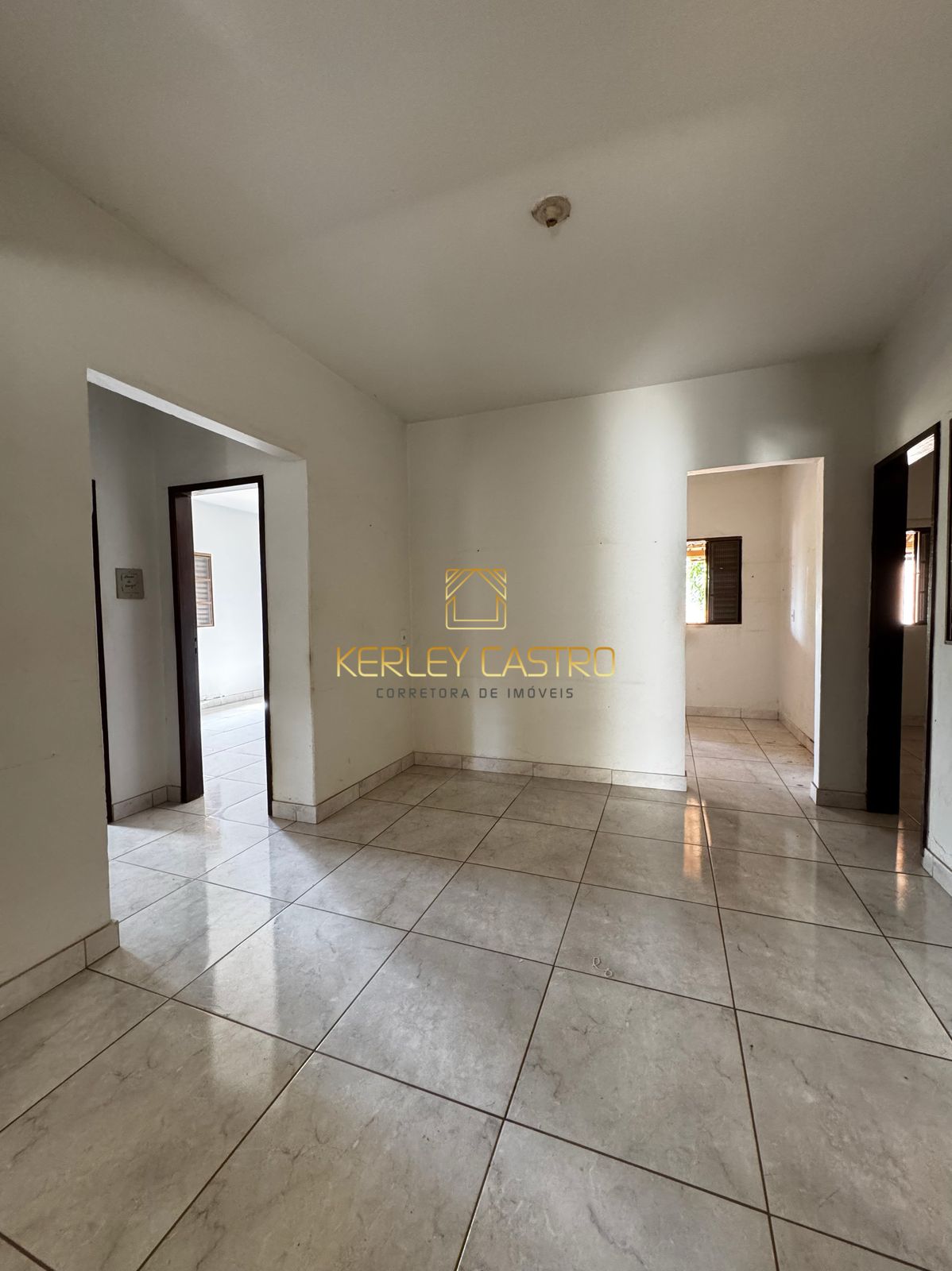 VENDO CASA-C/ QUINTAL AMPLO-BAIRRO BRASÍLIA-em Sete Lagoas,MG