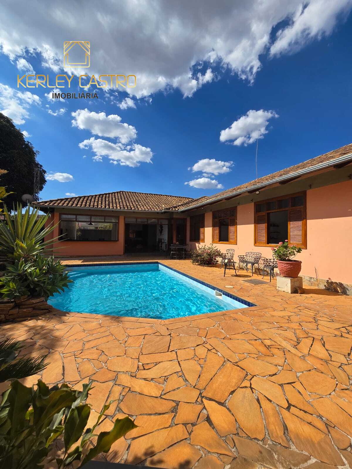 VENDO CASA ESPETACULAR NO BAIRRO NOSSA S. DO CARMO - Sete Lagoas, MG!