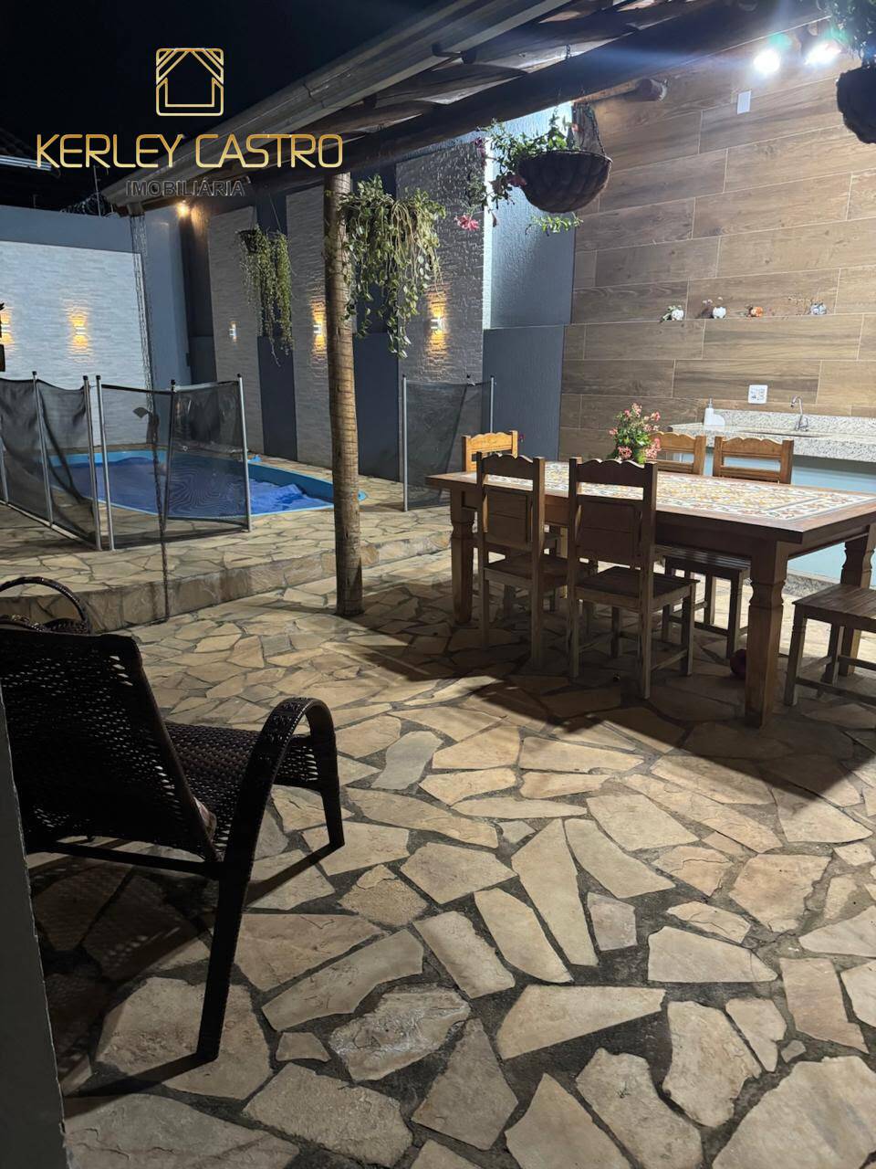 VENDO LINDA CASA COM PISCINA AQUECIDA NO BAIRRO IPORANGA- Sete Lagoas, MG!